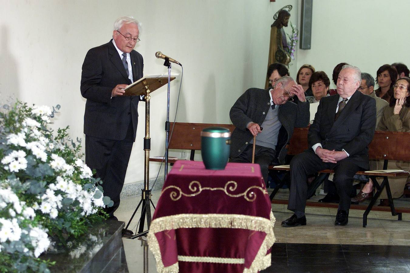 2003. Carlos Galán durante el entierro de las cenizas de José Hierro, en el Panteón de Hombres Ilustres de Ciriego.