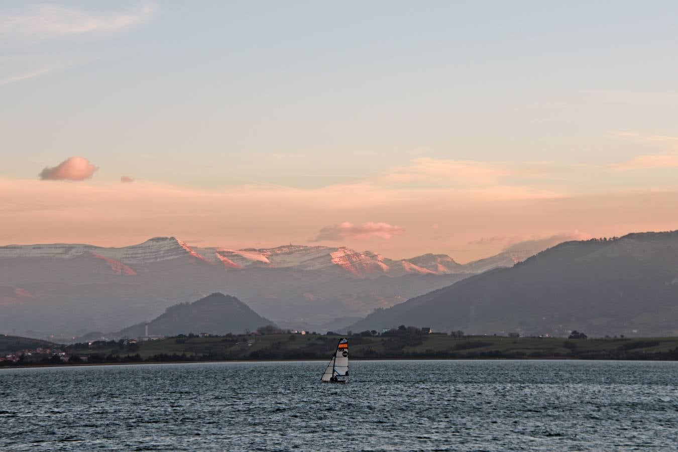 Un barco de la clase 49er navega por la bahía.