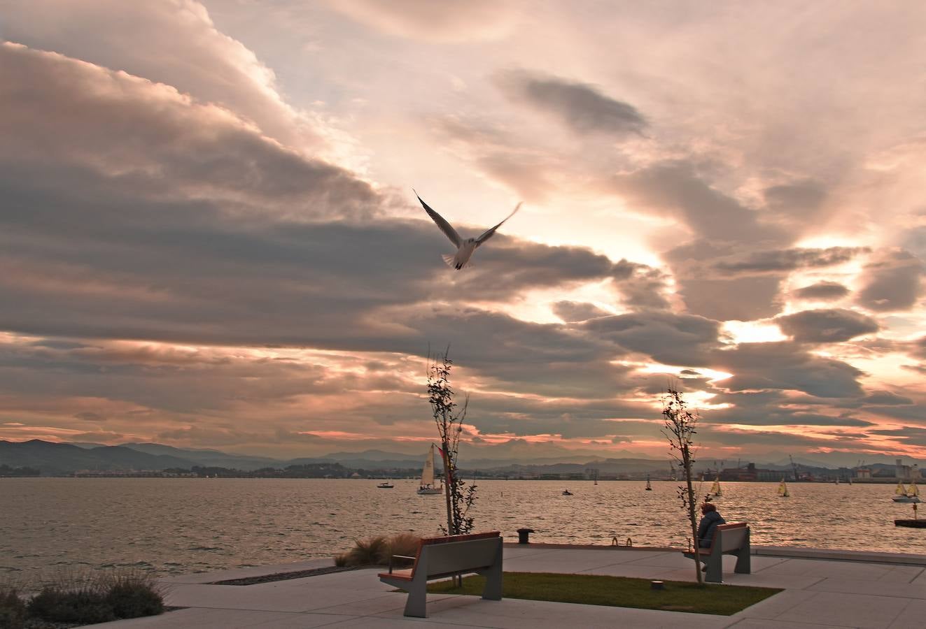 Sentarse en la zona de Gamazo es otra manera de disfrutar de la bahía.