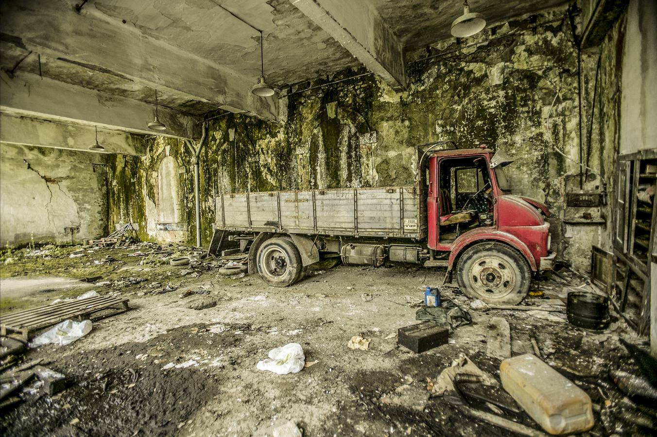 Interior de la fábrica abandonada de Trefilerías y Derivados en Ramales.