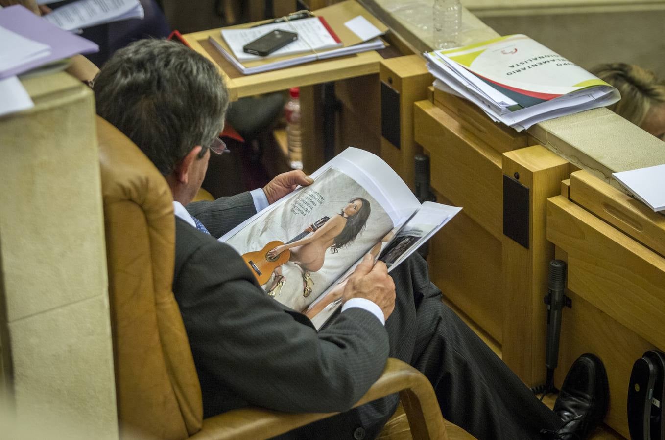 Miguel Ángel Revilla, enfrascado en la lectura, en el Parlamento.
