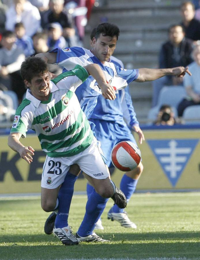 El defensa del Getafe Manuel Tena intenta parar al centrocampista del Racing de Santander Jonatan Valle.