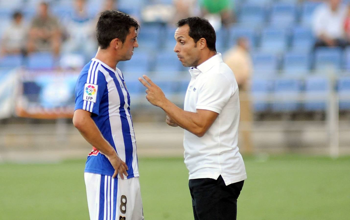 Jonatan habla con su entrenador Sergi Barjuán en su etapa en el Recreativo de Huelva.