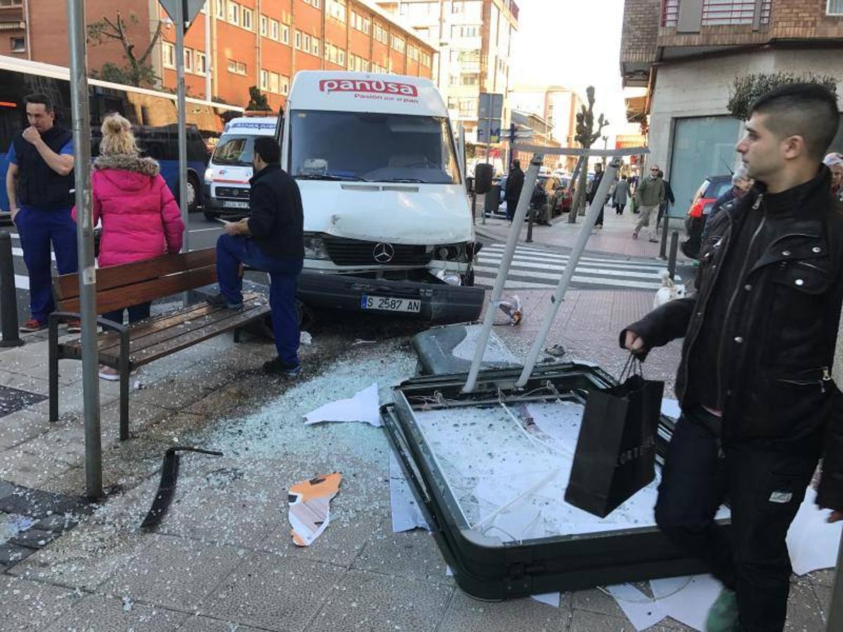 Una furgoneta se estrella contra una marquesina en Marqués de la Hermida