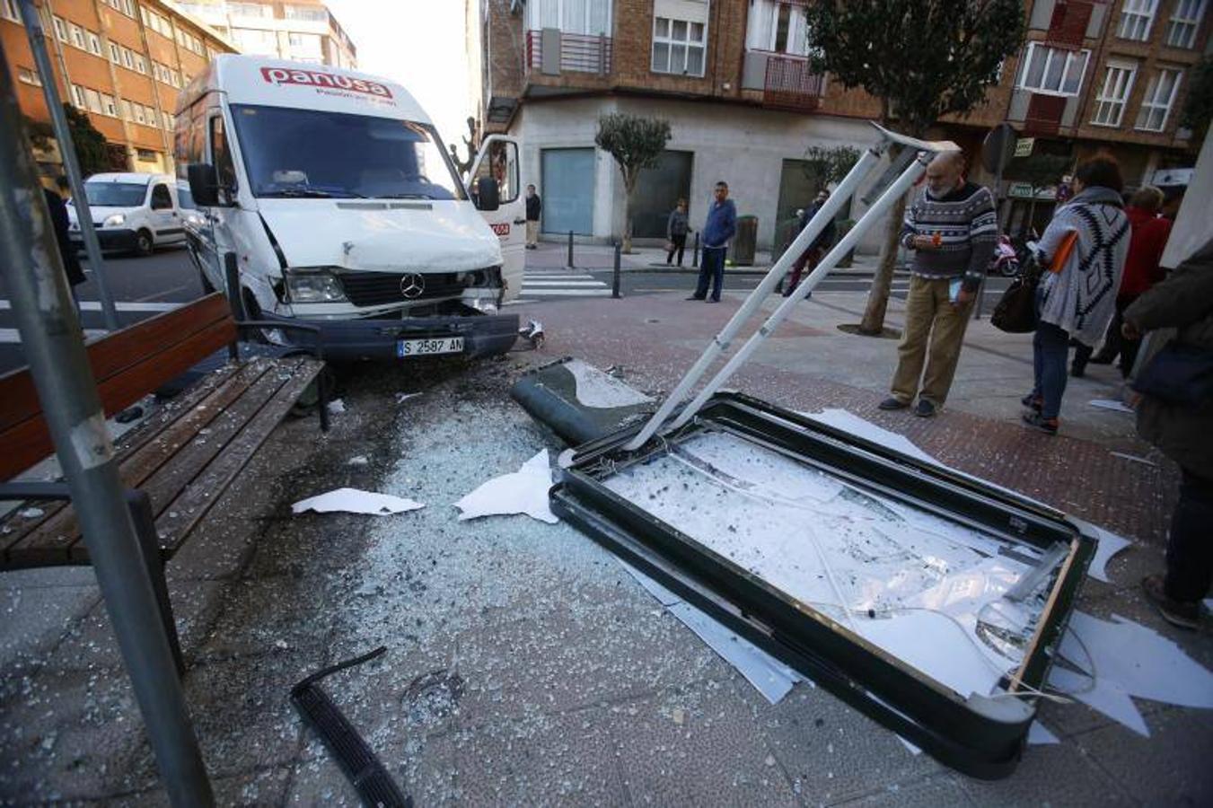 Una furgoneta se estrella contra una marquesina en Marqués de la Hermida
