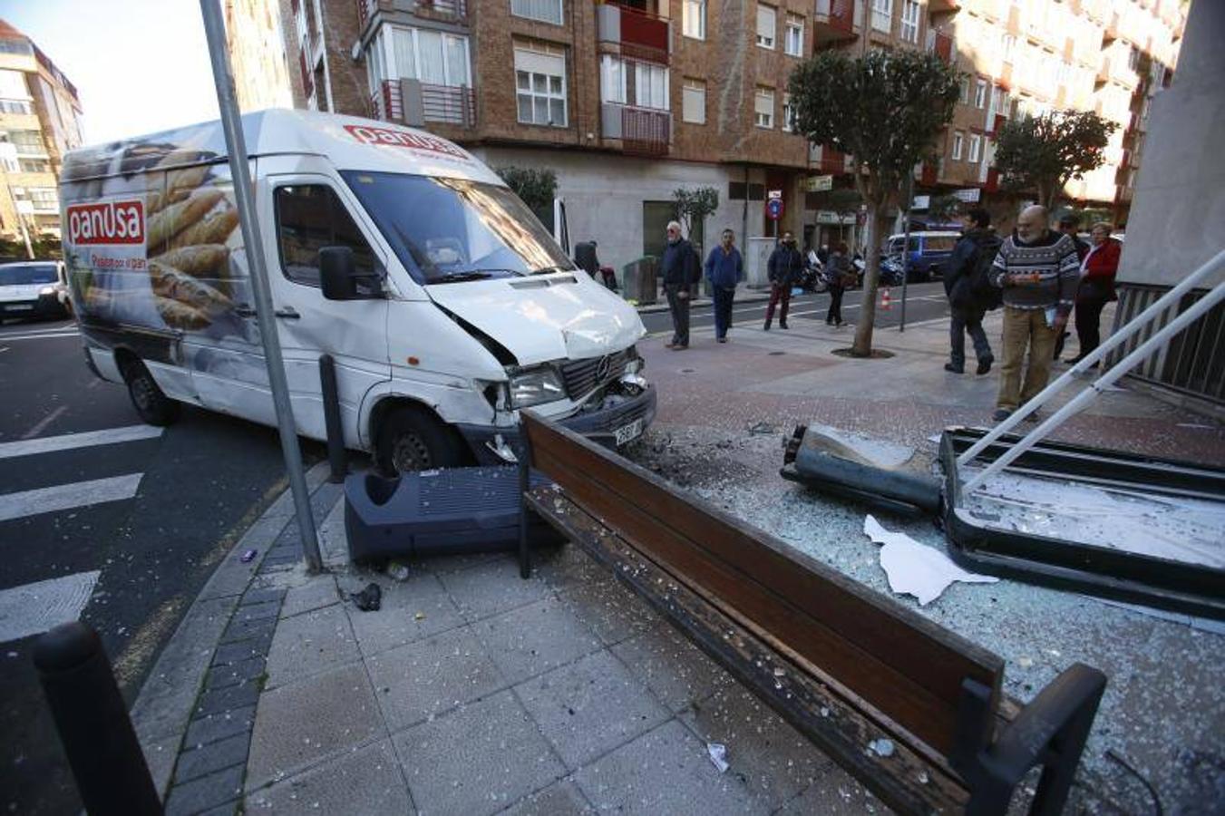 Una furgoneta se estrella contra una marquesina en Marqués de la Hermida