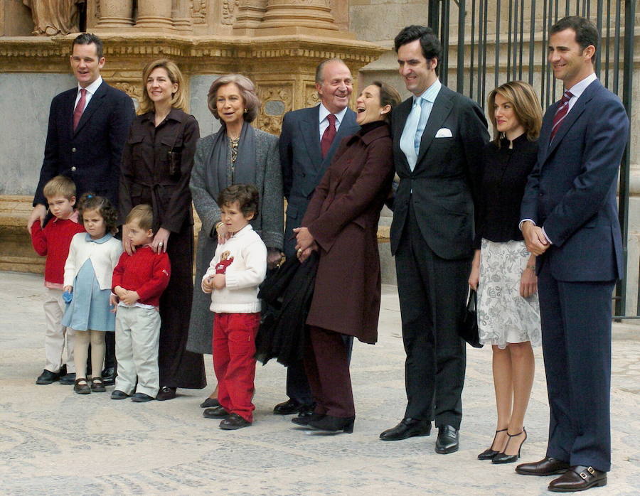Don Juan Carlos, Doña Sofía, el Príncipe Felipe y su prometida, Letizia Ortiz; la Infanta Elena, su esposo Jaime de Marichalar y sus hijos Felipe Juan Froilán y Victoria Federica; la Infanta Cristina, su marido, Iñaki Urdangarín y sus hijos Juan Valentín y Pablo Nicolás, en la Catedral de Palma (2004).