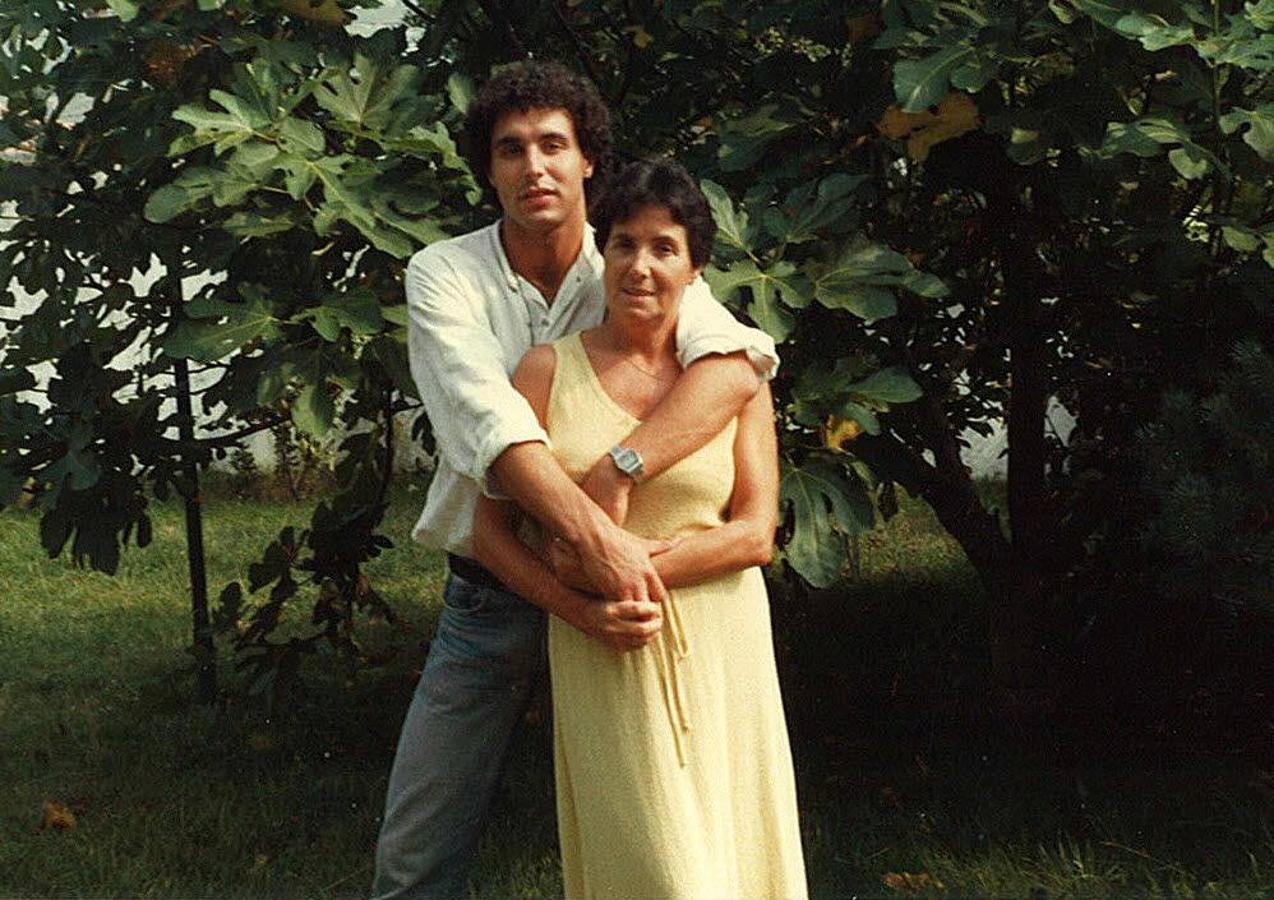 Una foto antigua junto a su madre.