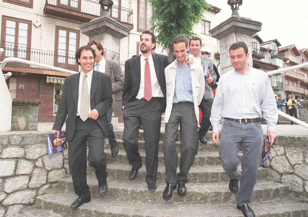 Carlos Iturgaiz visitó Cantabria en su ronda electoral de 1999. En la imagen, además de Ignacio Diego, le acompaña el actual delegado del gobierno Samuel Ruiz.