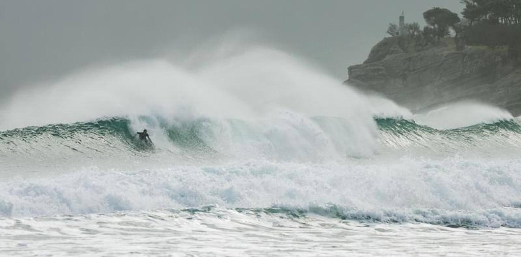 Impresionantes olas este lunes en Cantabria, en alerta naranja por mala mar