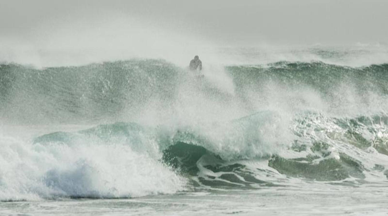 Impresionantes olas este lunes en Cantabria, en alerta naranja por mala mar