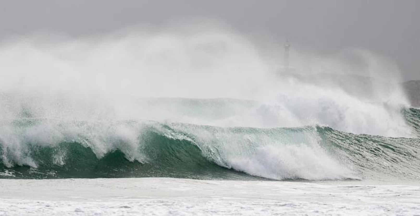 Impresionantes olas este lunes en Cantabria, en alerta naranja por mala mar