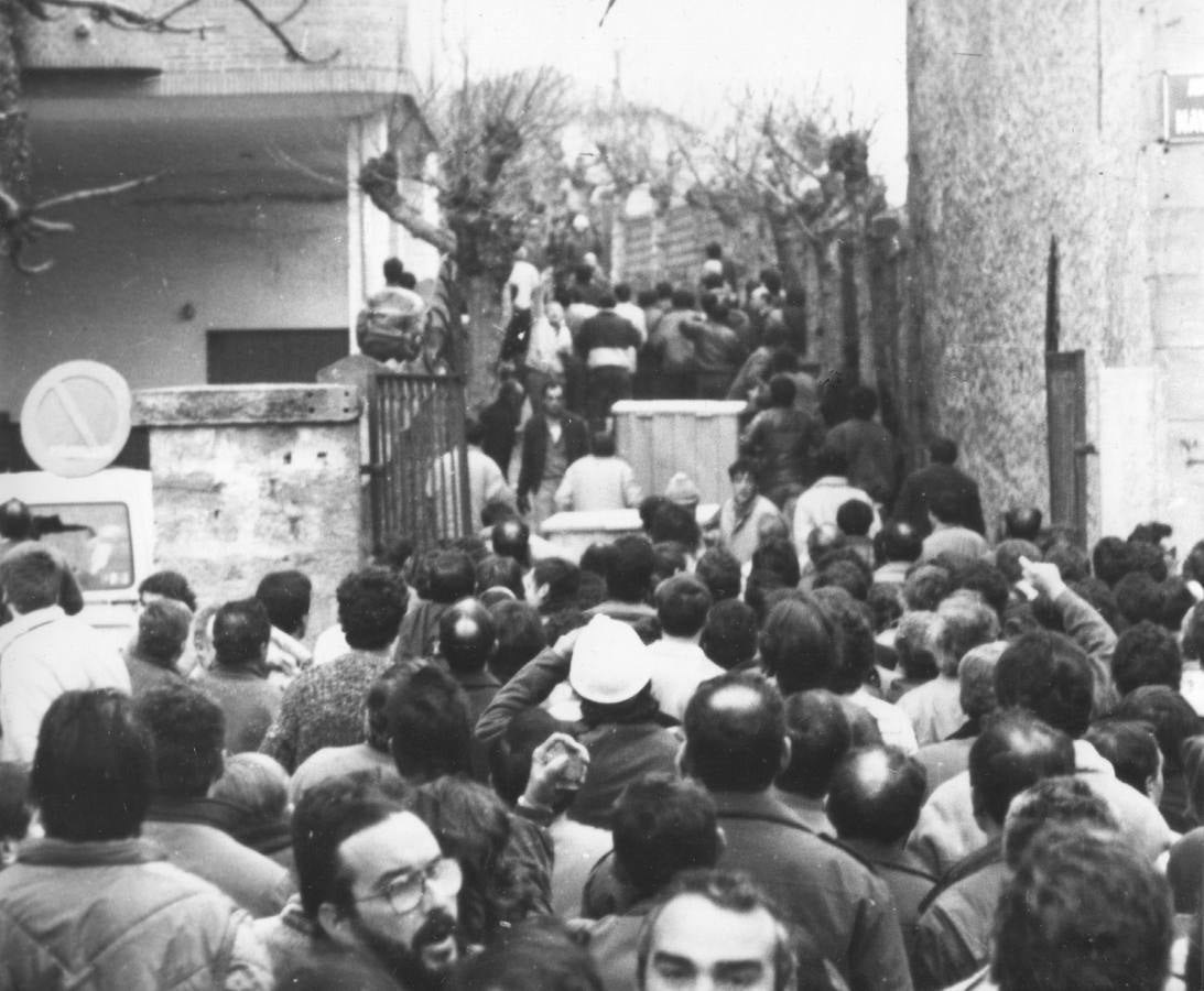Los vecinos acorralaron y desarmaron a un grupo de guardias civiles en un callejón, próximo al parque de Cupido, en el que se habían refugiado.