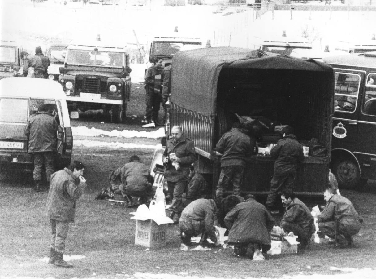 Los guardias reponen fuerzas en un campamento improvisado cerca del cuartel.