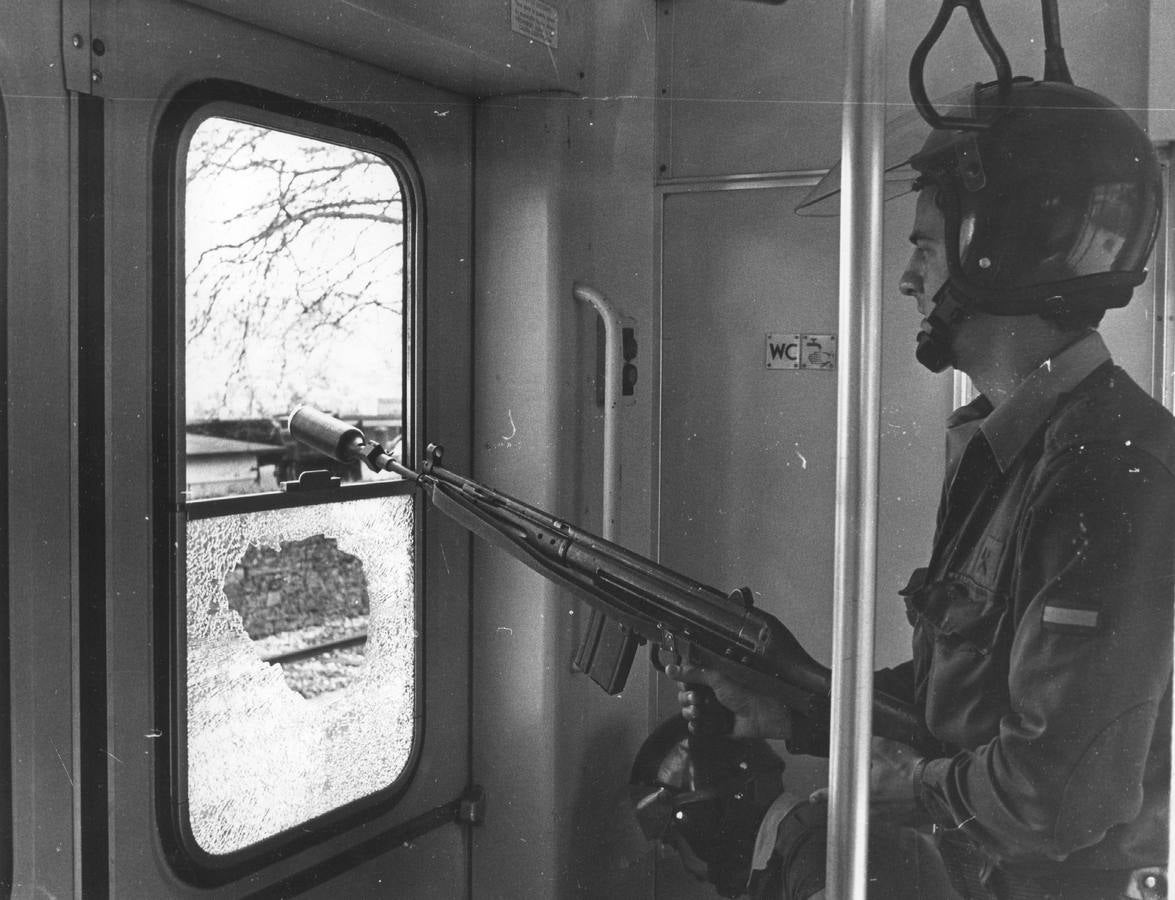 Un guardia civil, dentro del tren en la estación de Reinosa.