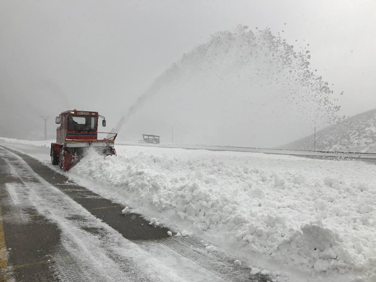 Máquinas quitanieves, esta mañana en Brañavieja