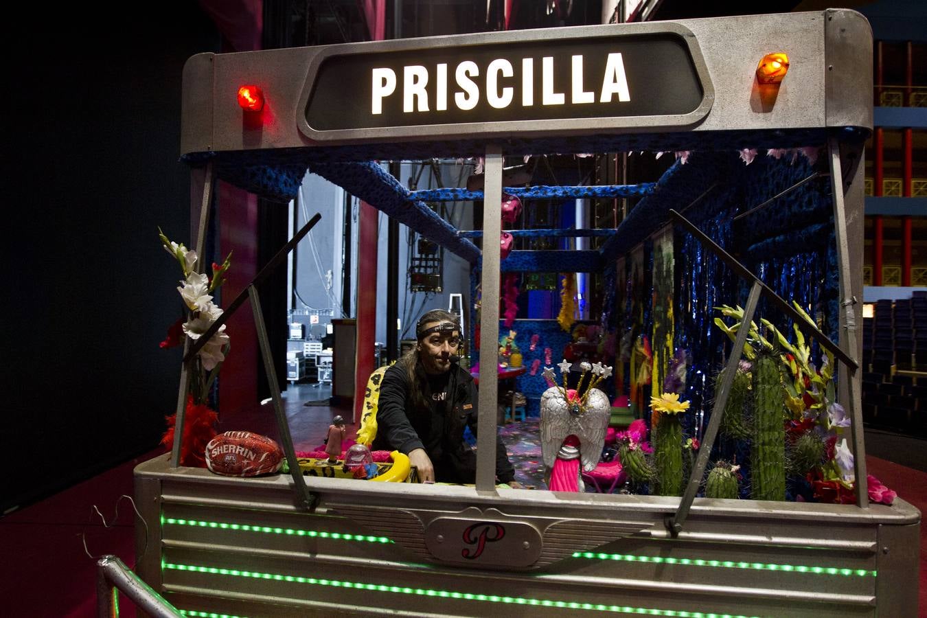 Ensayo y preparativos del musical Priscilla