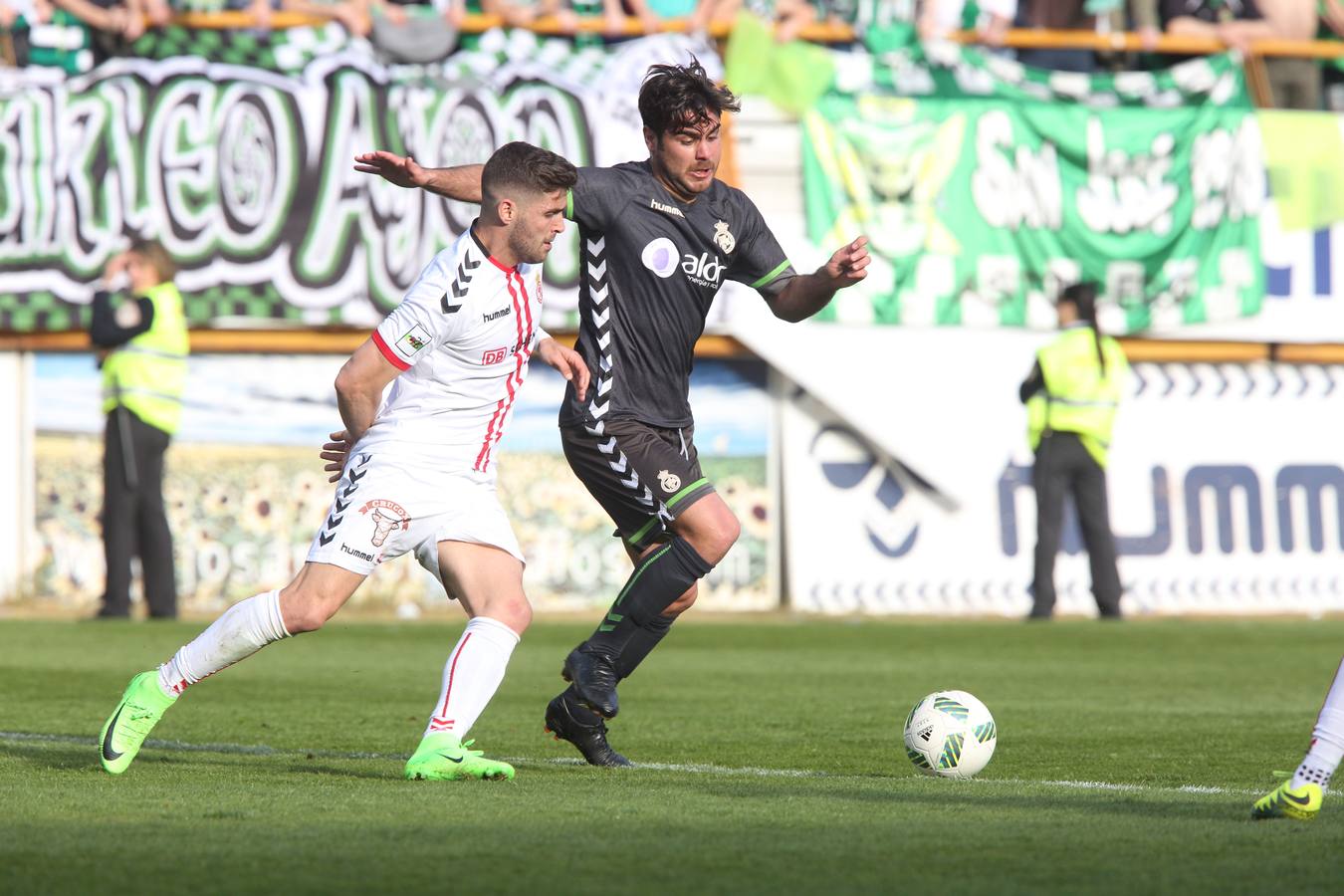 Las mejores imágenes del partido del Racing en León con las gradas repletas de aficionados verdiblancos