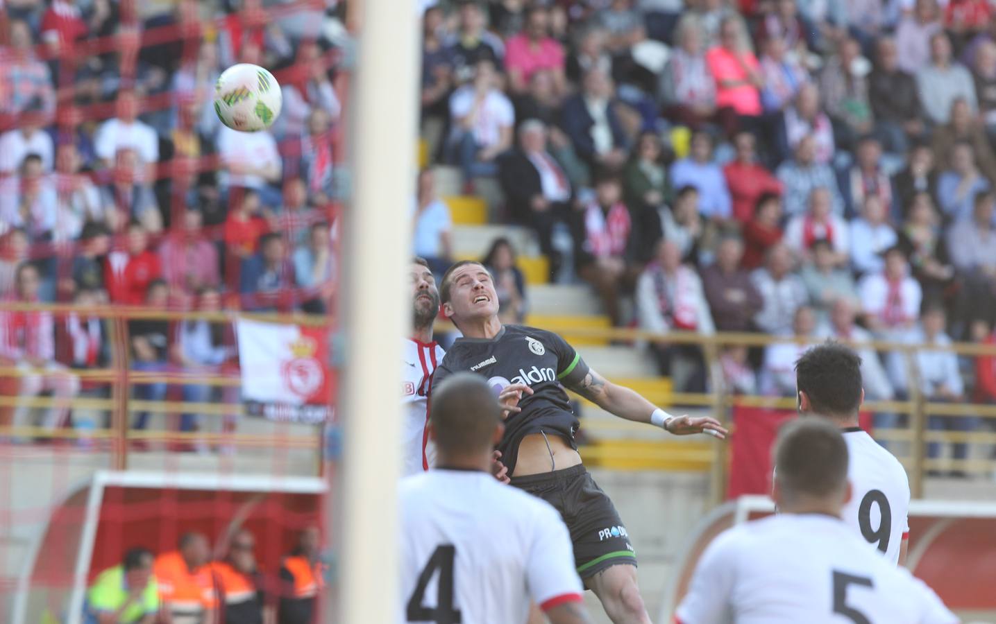 Las mejores imágenes del partido del Racing en León con las gradas repletas de aficionados verdiblancos