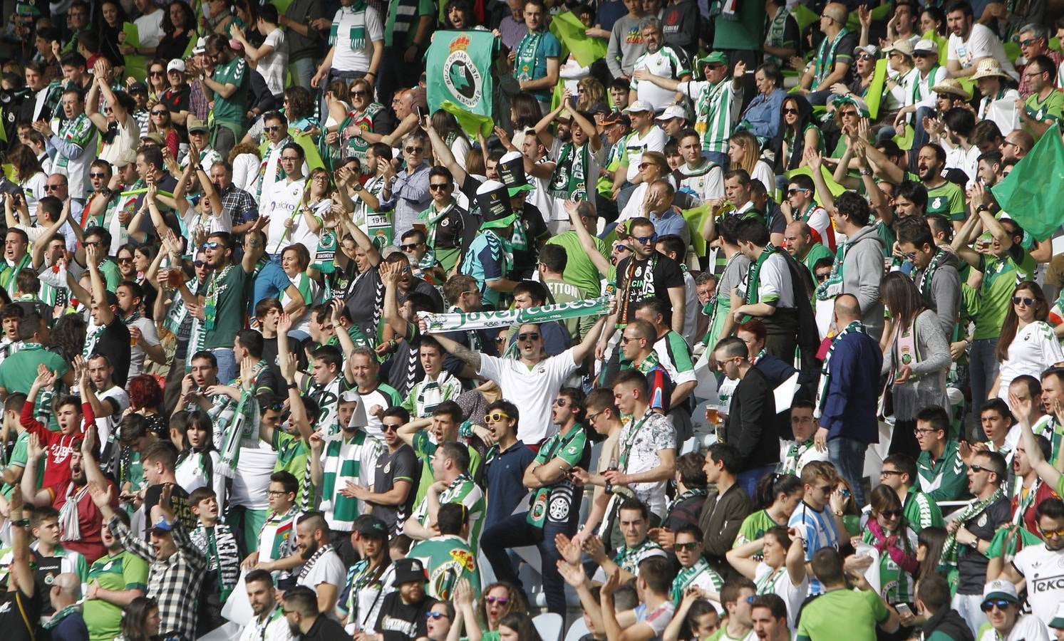 Las mejores imágenes del partido del Racing en León con las gradas repletas de aficionados verdiblancos