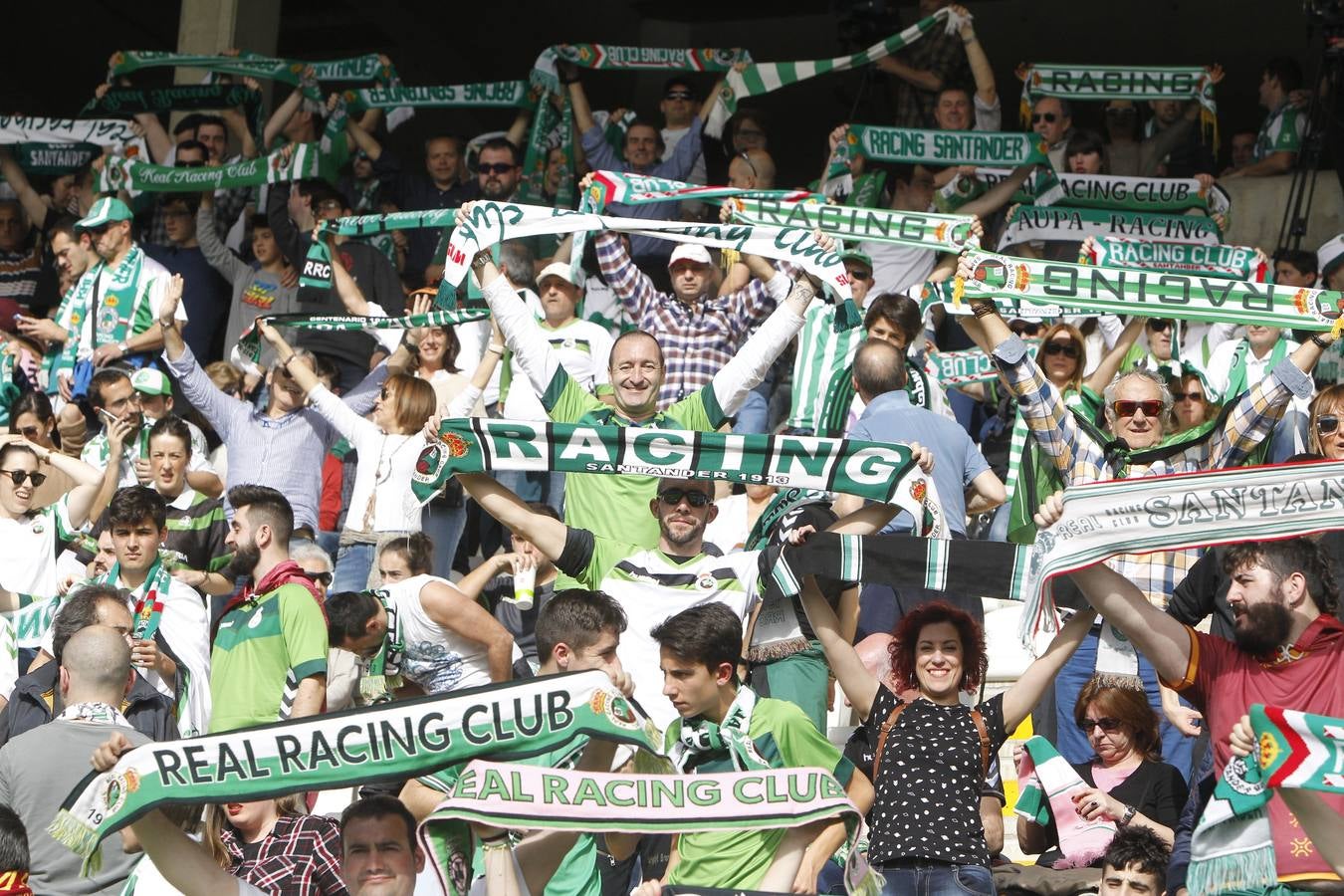 Las mejores imágenes del partido del Racing en León con las gradas repletas de aficionados verdiblancos