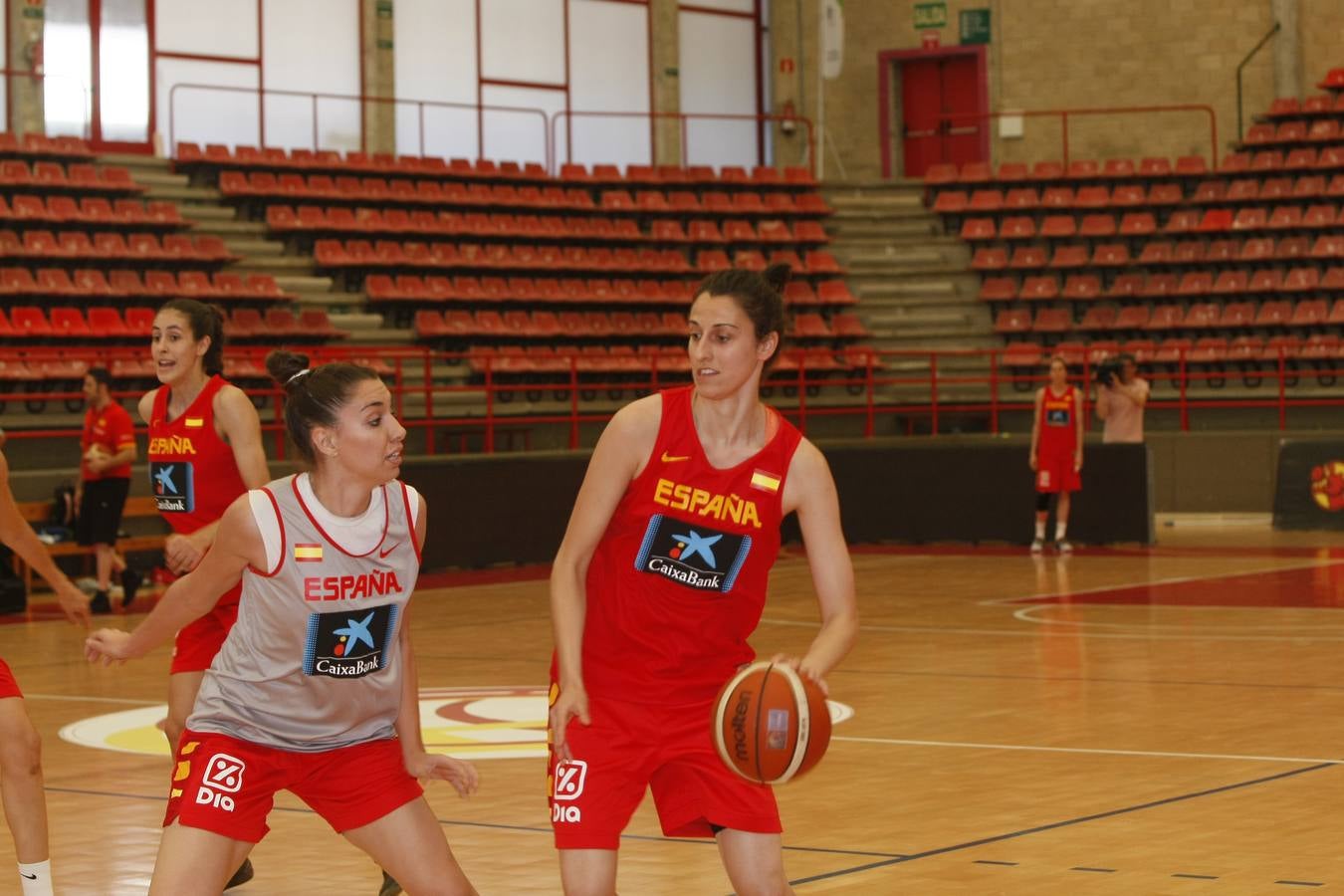 La selección española fememina entrena en Torrelavega