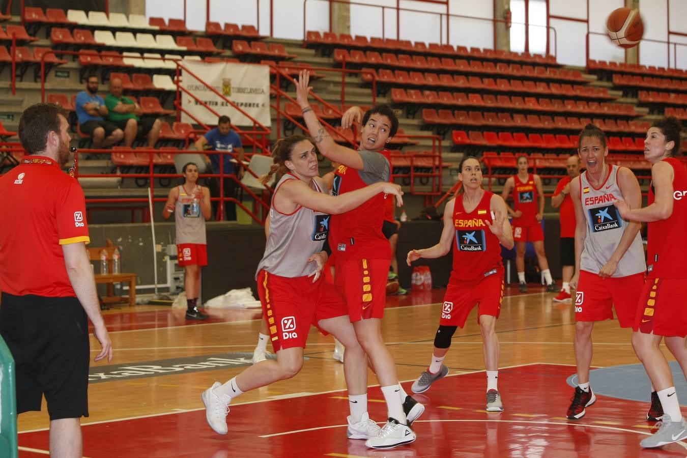 La selección española fememina entrena en Torrelavega