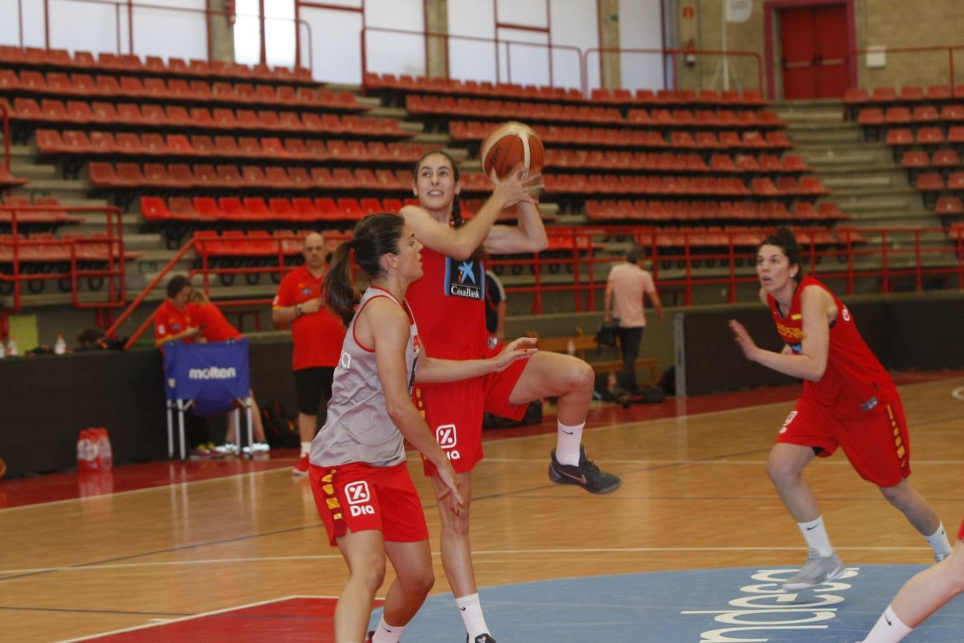 La selección española fememina entrena en Torrelavega