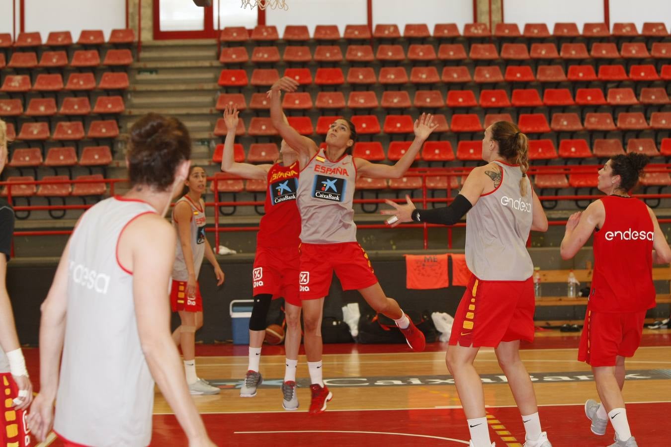 La selección española fememina entrena en Torrelavega