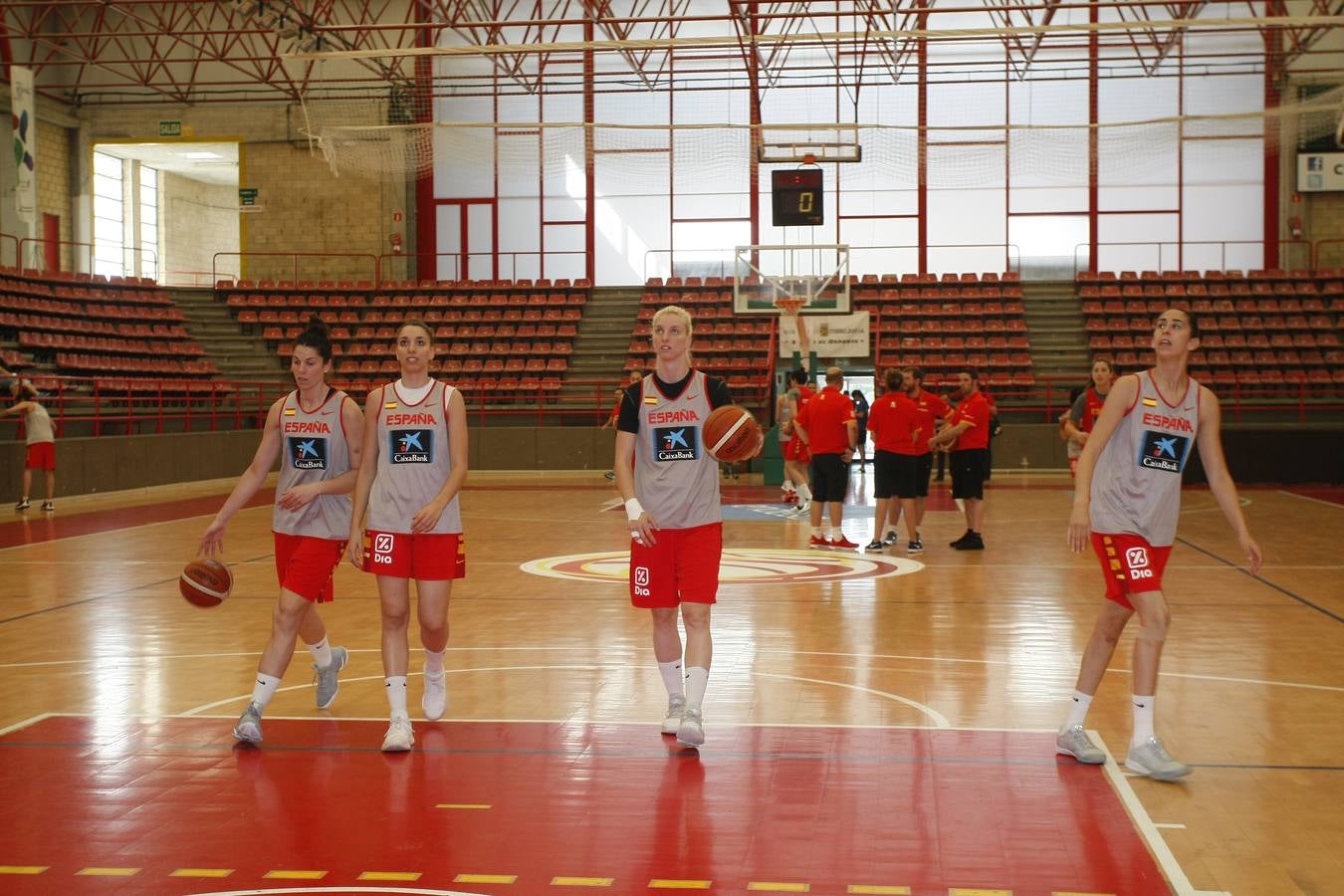 La selección española fememina entrena en Torrelavega