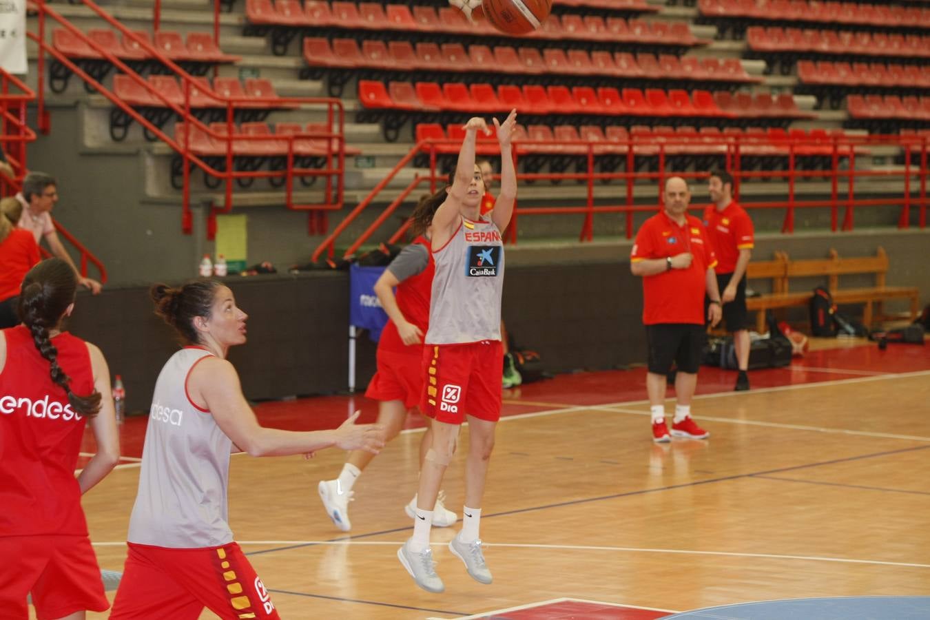La selección española fememina entrena en Torrelavega