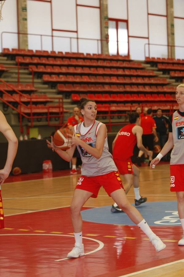 La selección española fememina entrena en Torrelavega