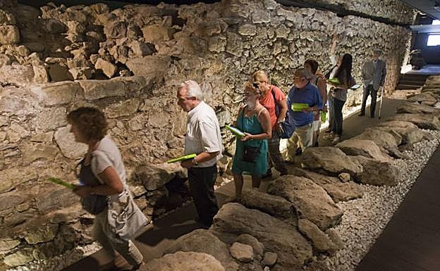 Un grupo de visitantes recorre la muralla medieval, que forma parte del 'Anillo Cultural' de Santander.