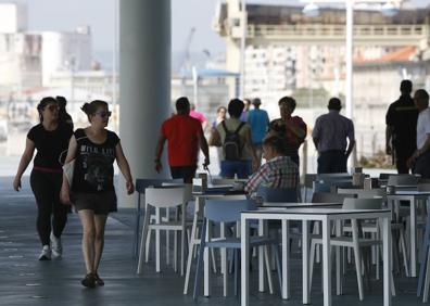 Imagen secundaria 1 - 1. Las piezas de cerámica fueron muy retratadas. 2. La terraza de la cafetería, en primera línea de mar. 3. Íñigo de la Serna visitó este lunes el edificio