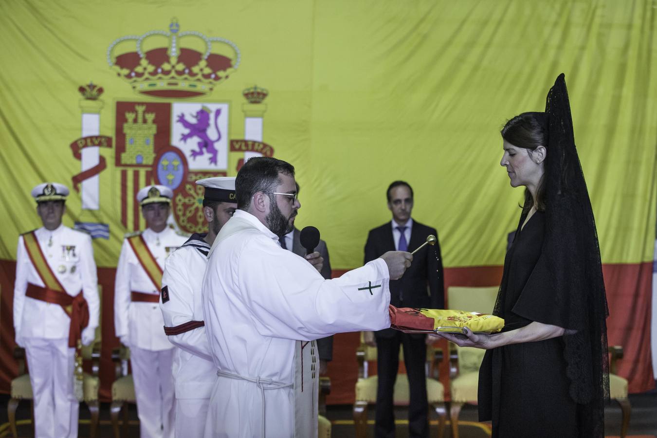 Entrega de la bandera de guerra al buque de la armada «Castilla», a cargo de Ruth Beitia