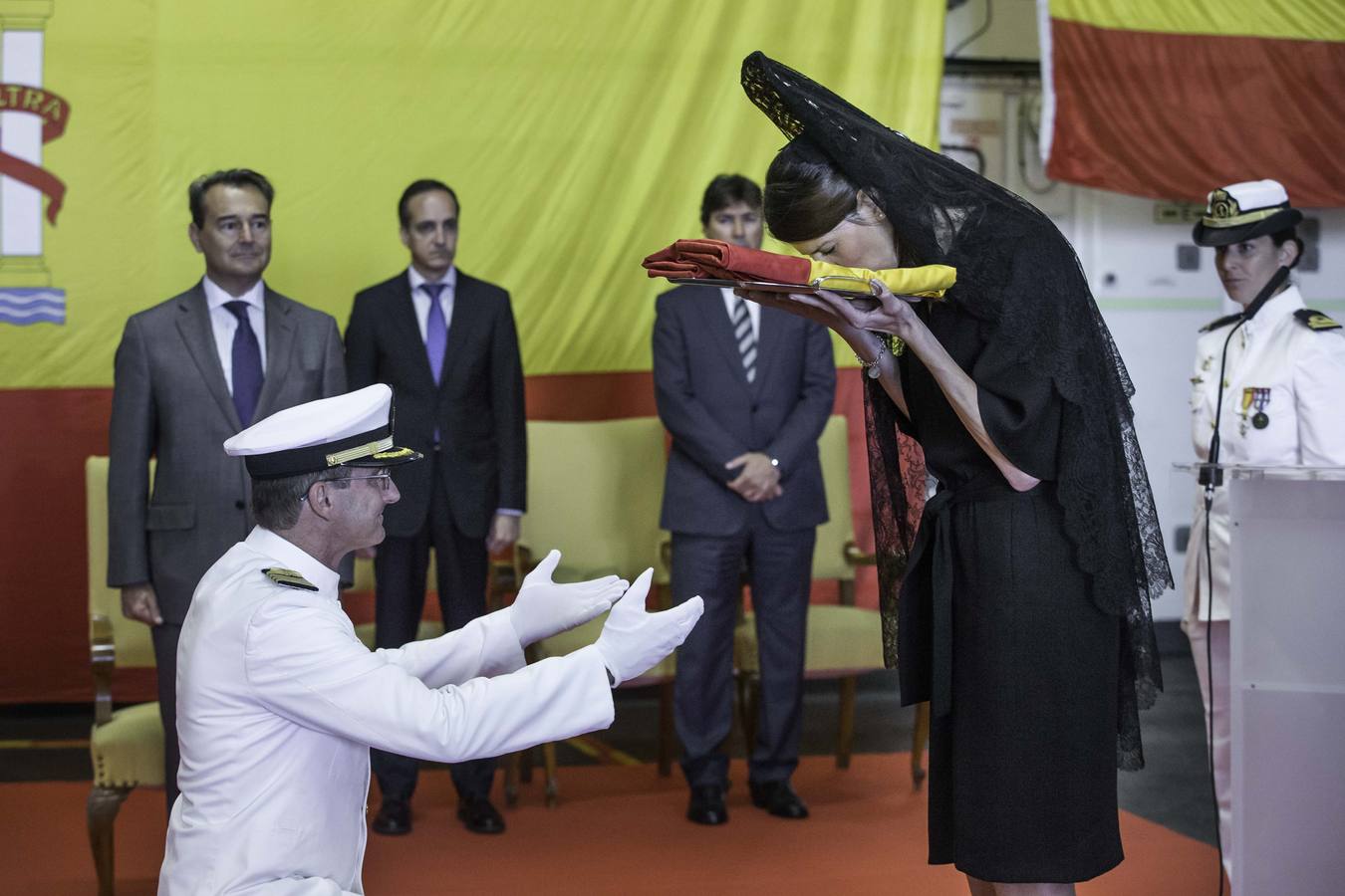 Entrega de la bandera de guerra al buque de la armada «Castilla», a cargo de Ruth Beitia