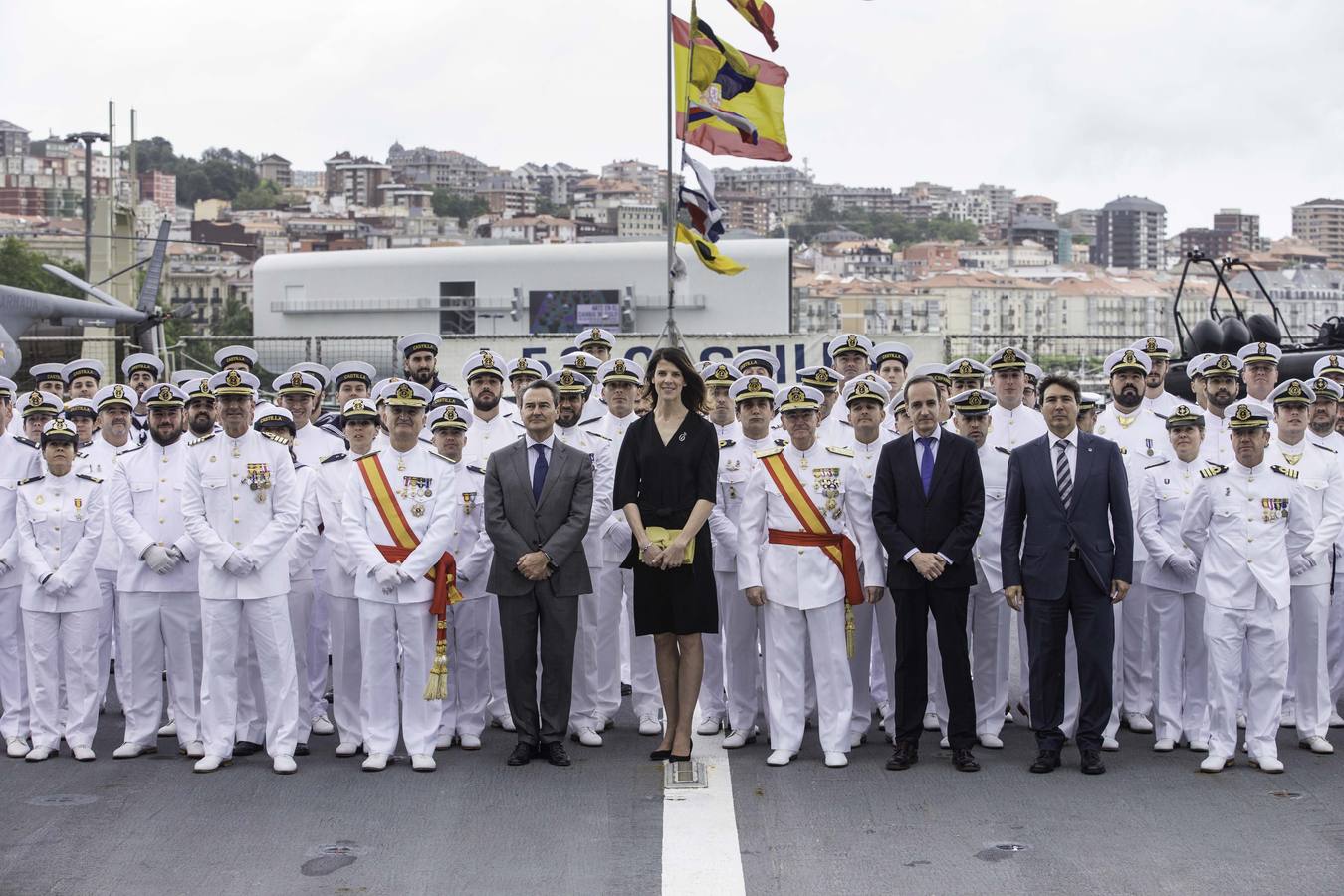 Entrega de la bandera de guerra al buque de la armada «Castilla», a cargo de Ruth Beitia