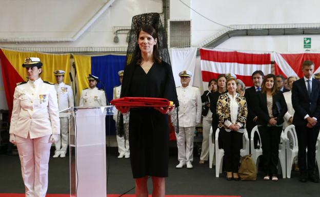 Ruth Beitia ejerciendo de 'madrina' del buque Castilla.