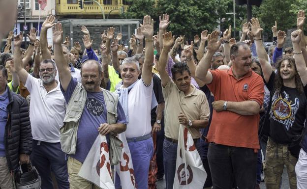 Los trabajadores aprobaron ir a la huelga durante la Semana Grande, en una asamblea celebrada este mediodía en la Plaza del Ayuntamiento de Santander.