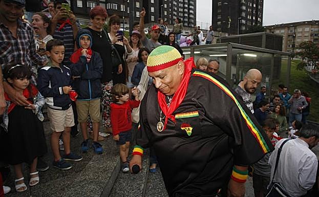 El cantante King África, momentos antes de su actuación.