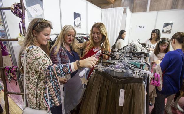 Clientas comprando en la Feria del Stock de Otoño del año pasado