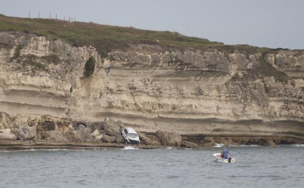 Un pescador se acerca al vehículo, en el acantilado de Punta de la Mesa.