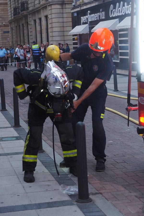 Un incendio en el cuadro eléctrico del bar Diluvio de Santander ha provocado que el humo se cuele en el piso superior del edificio