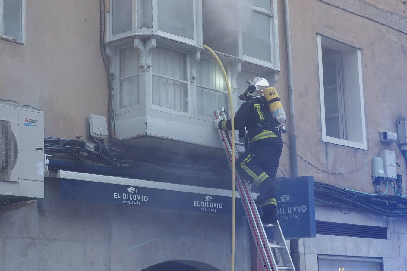 Un incendio en el cuadro eléctrico del bar Diluvio de Santander ha provocado que el humo se cuele en el piso superior del edificio