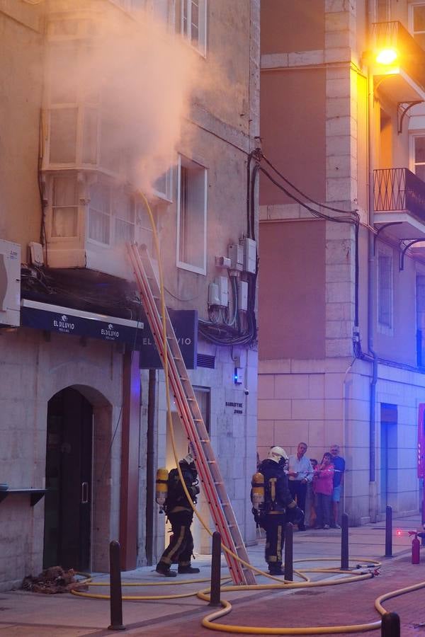 Un incendio en el cuadro eléctrico del bar Diluvio de Santander ha provocado que el humo se cuele en el piso superior del edificio