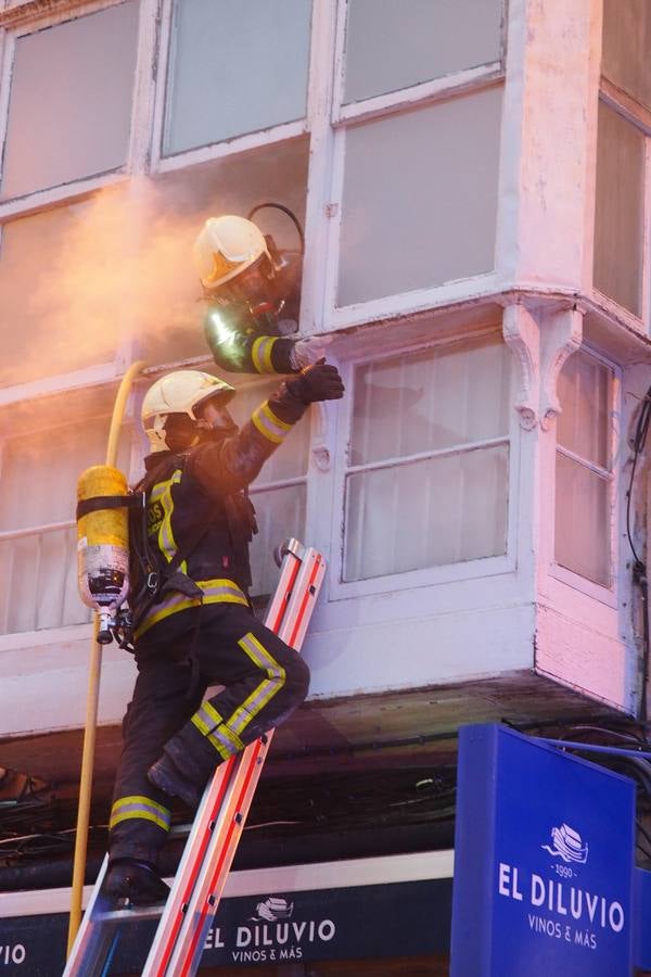 Un incendio en el cuadro eléctrico del bar Diluvio de Santander ha provocado que el humo se cuele en el piso superior del edificio