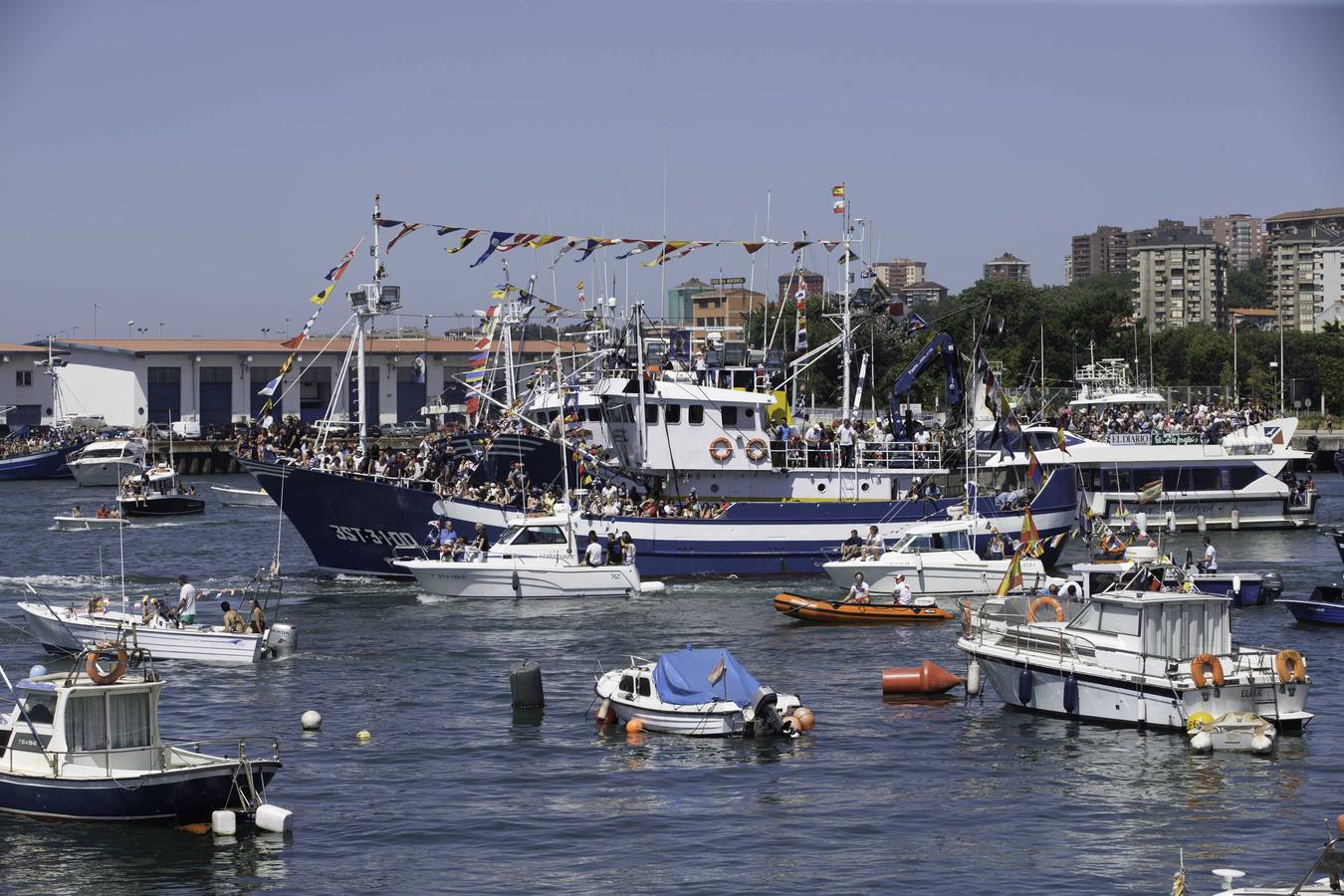 Los vecinos del Barrio Pesquero celebran las fiestas del Carmen