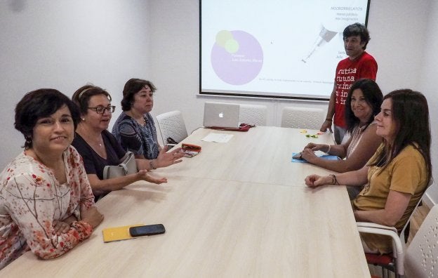 Participantes en el taller de relatos, celebrado este martes en las renovadas instalaciones del centro