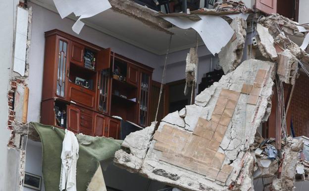 La fachada este del edificio se desplomó pasadas las seis y media de la tarde y dejar al aire las tripas del inmueble.