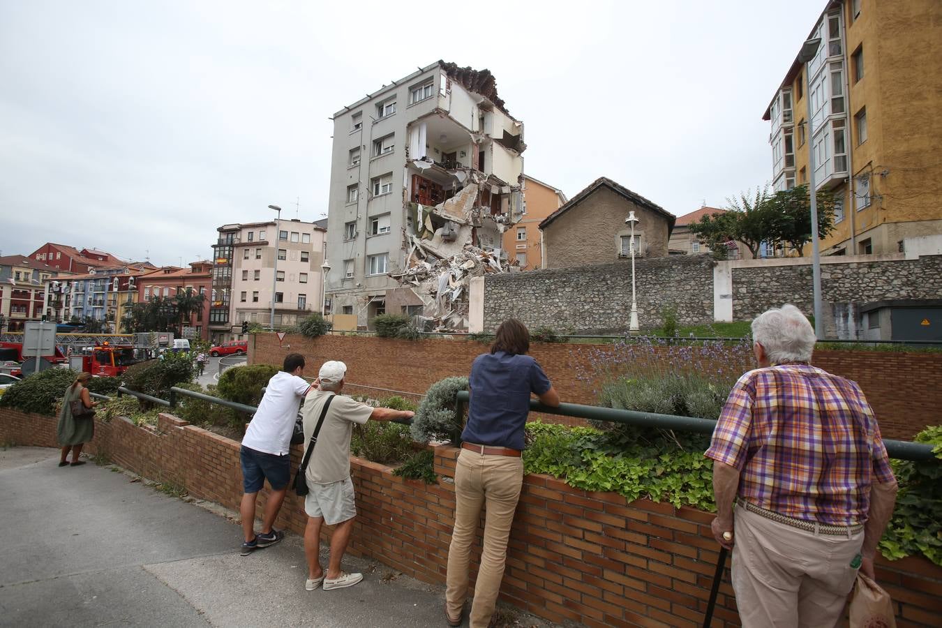 Se derrumba el edificio agrietado de la calle Sol